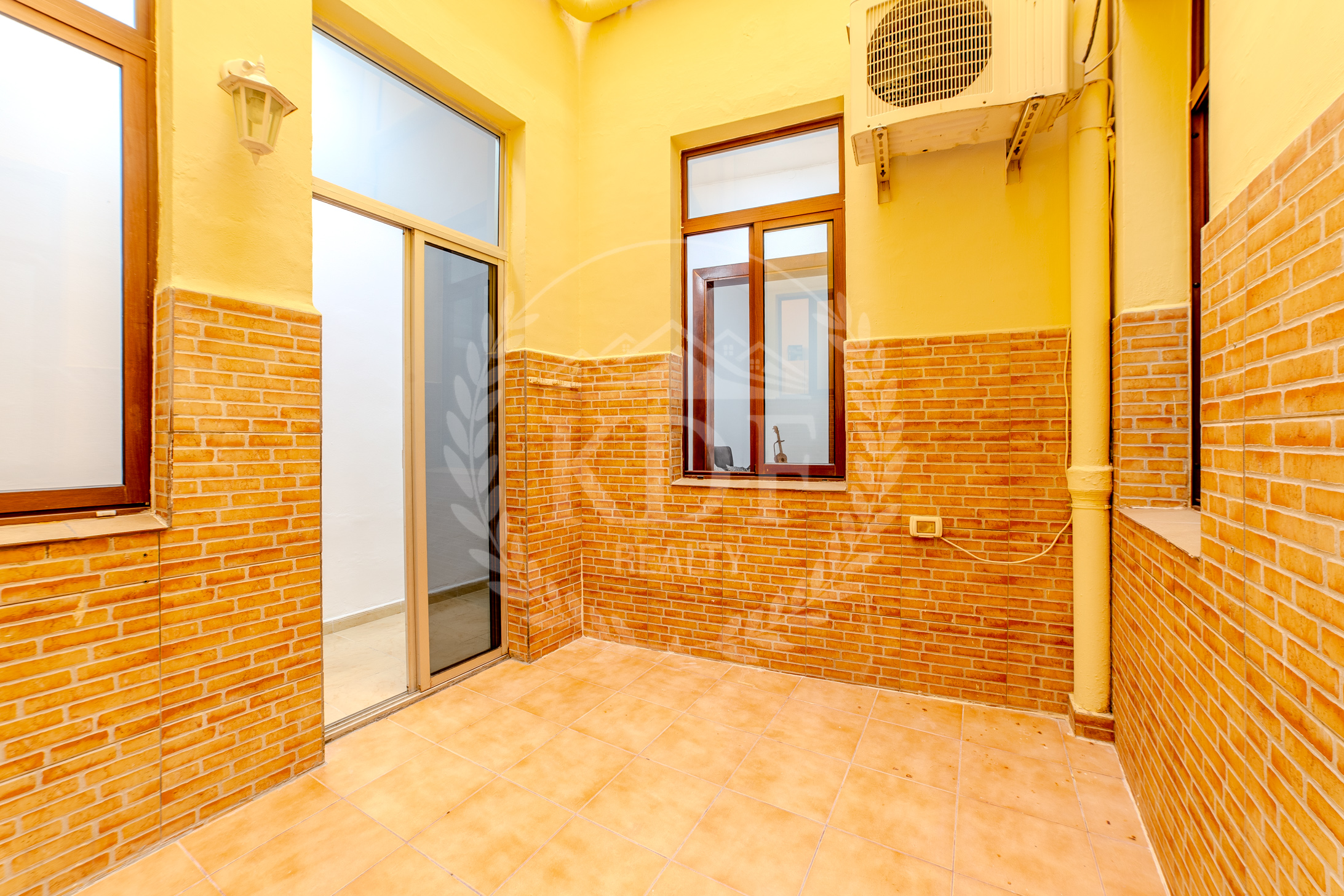 BAJO EN EXCLUSIVA CON PATIO INTERIOR EN PLENO CENTRO DE SANTA CRUZ