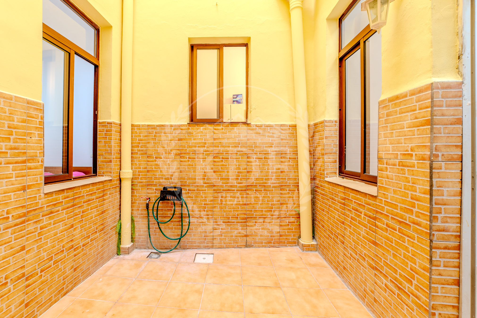BAJO EN EXCLUSIVA CON PATIO INTERIOR EN PLENO CENTRO DE SANTA CRUZ