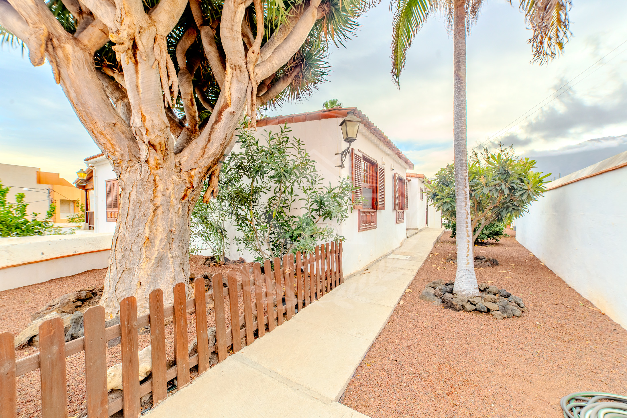 CHALET INDEPENDIENTE CON JARDÍN EN ARAFO
