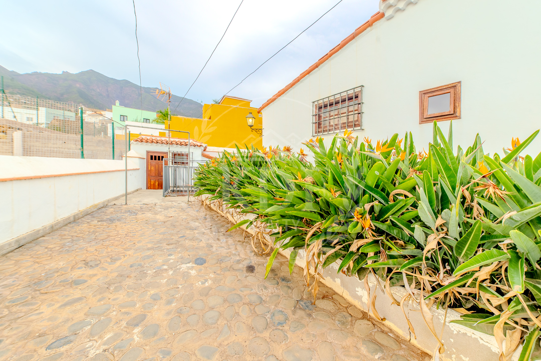 CHALET INDEPENDIENTE CON JARDÍN EN ARAFO