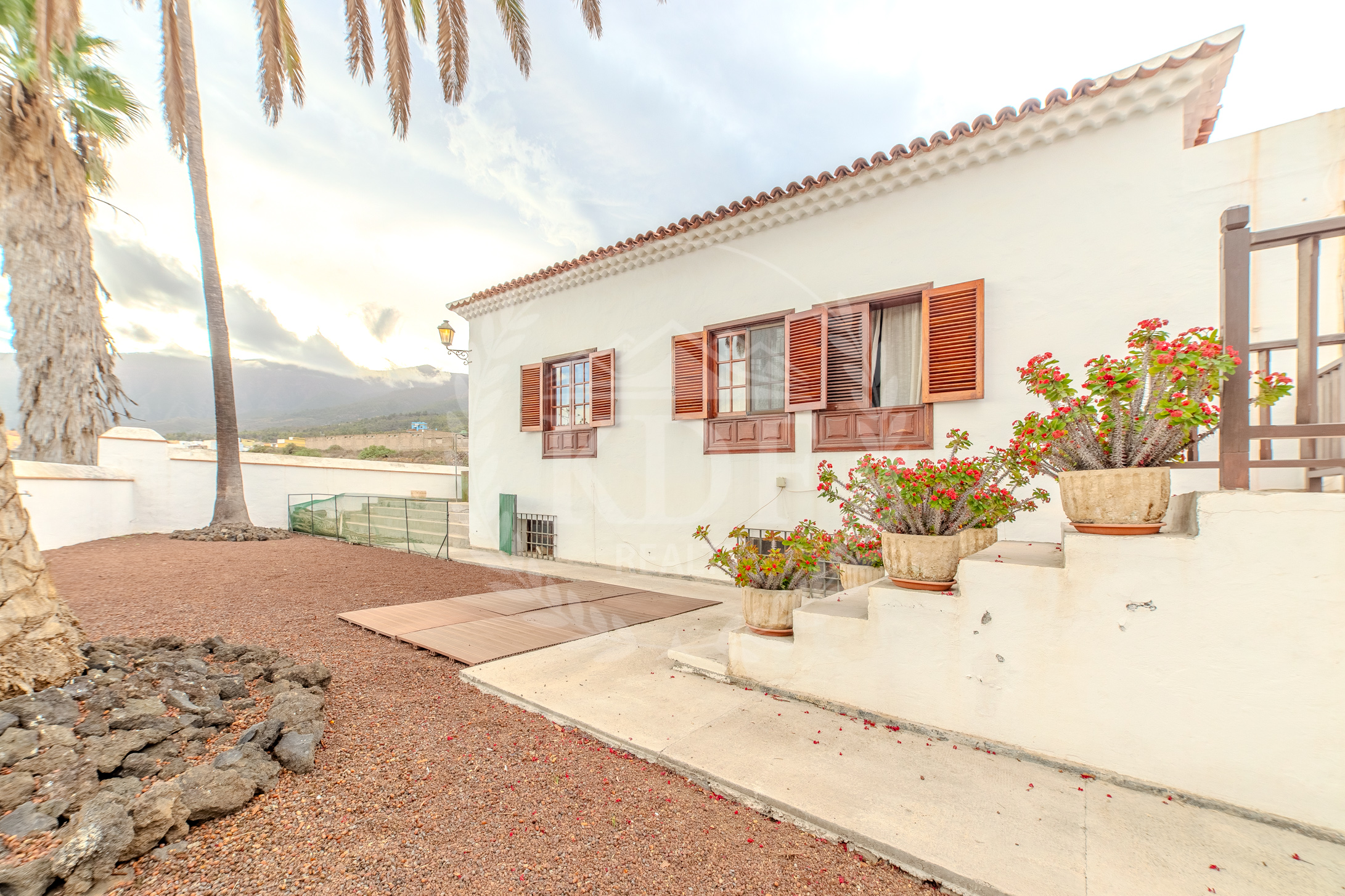CHALET INDEPENDIENTE CON JARDÍN EN ARAFO