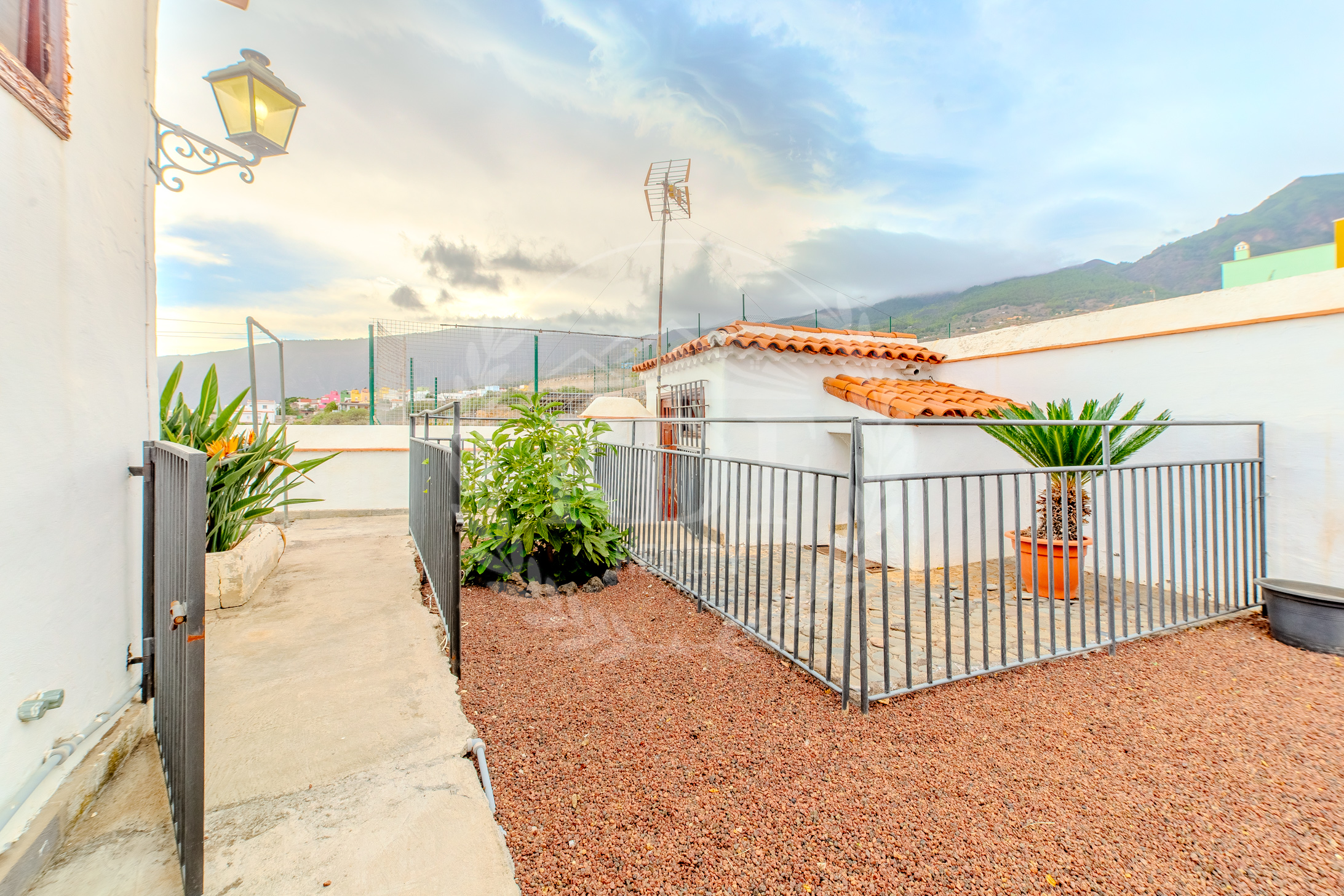 CHALET INDEPENDIENTE CON JARDÍN EN ARAFO
