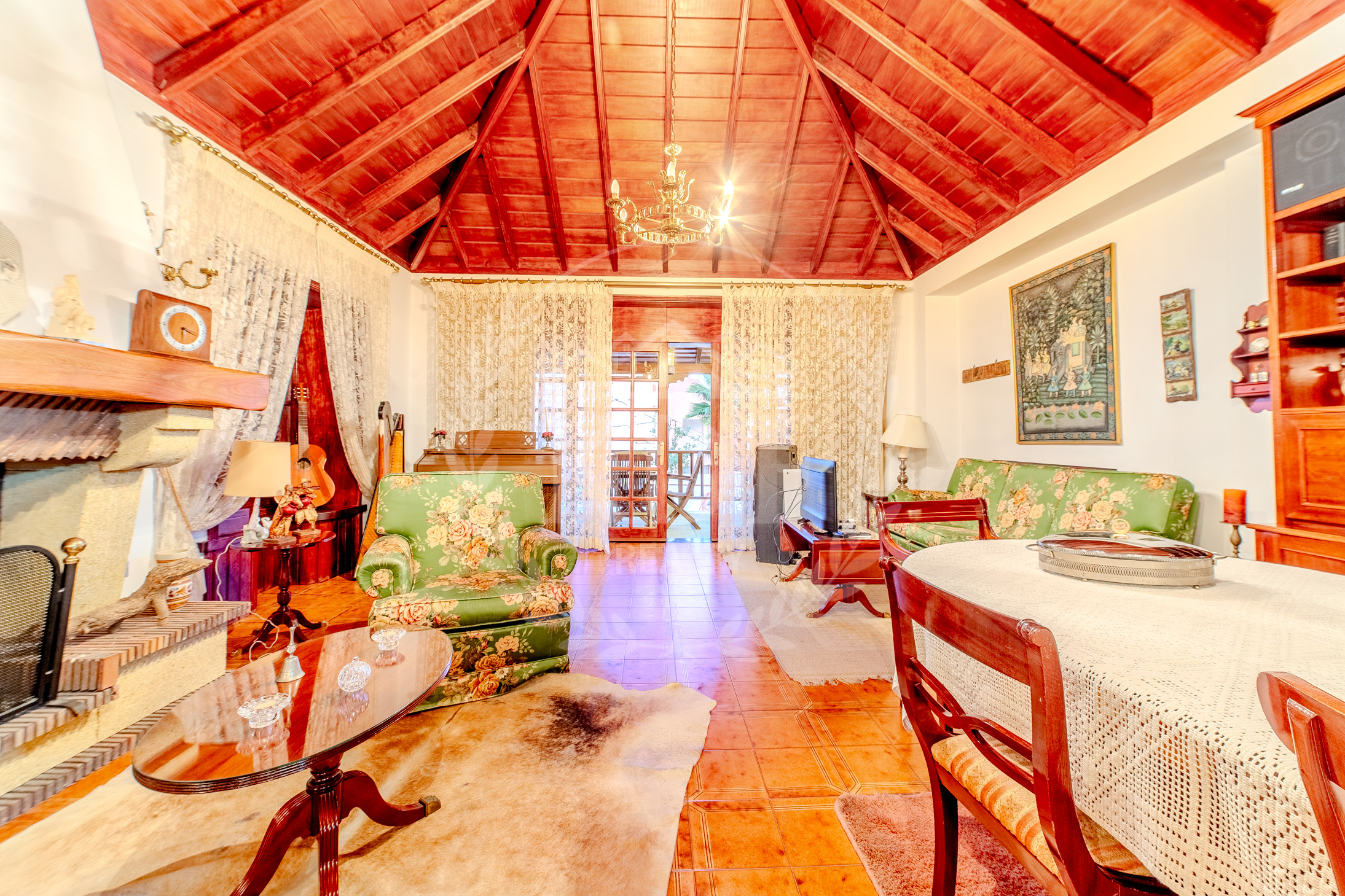 CHALET INDEPENDIENTE CON JARDÍN EN ARAFO