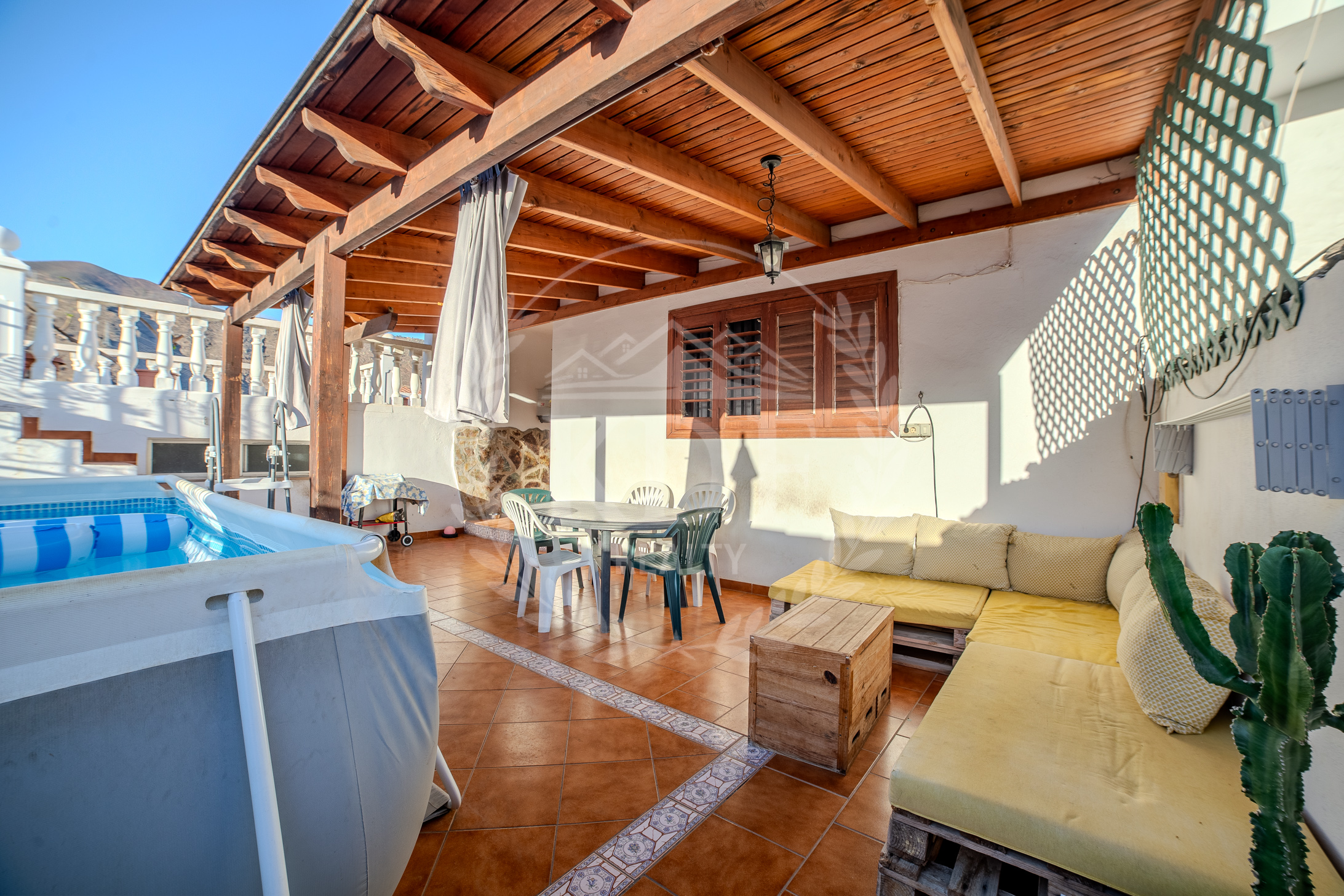 ADOSADO CON AMPLIOS ESPACIOS Y TERRAZAS EN CANDELARIA - KDF REALTY