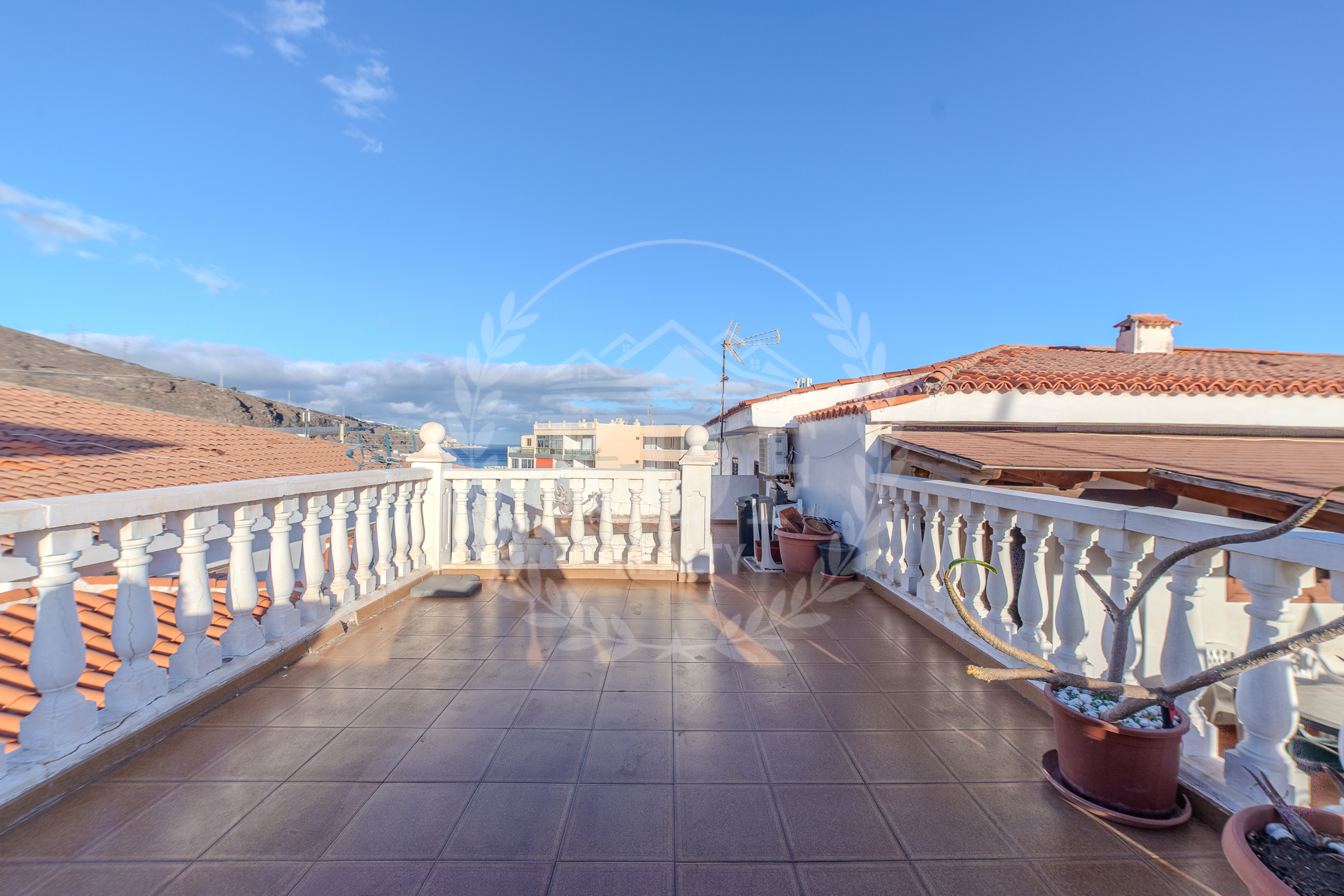 ADOSADO CON AMPLIOS ESPACIOS Y TERRAZAS EN CANDELARIA - KDF REALTY