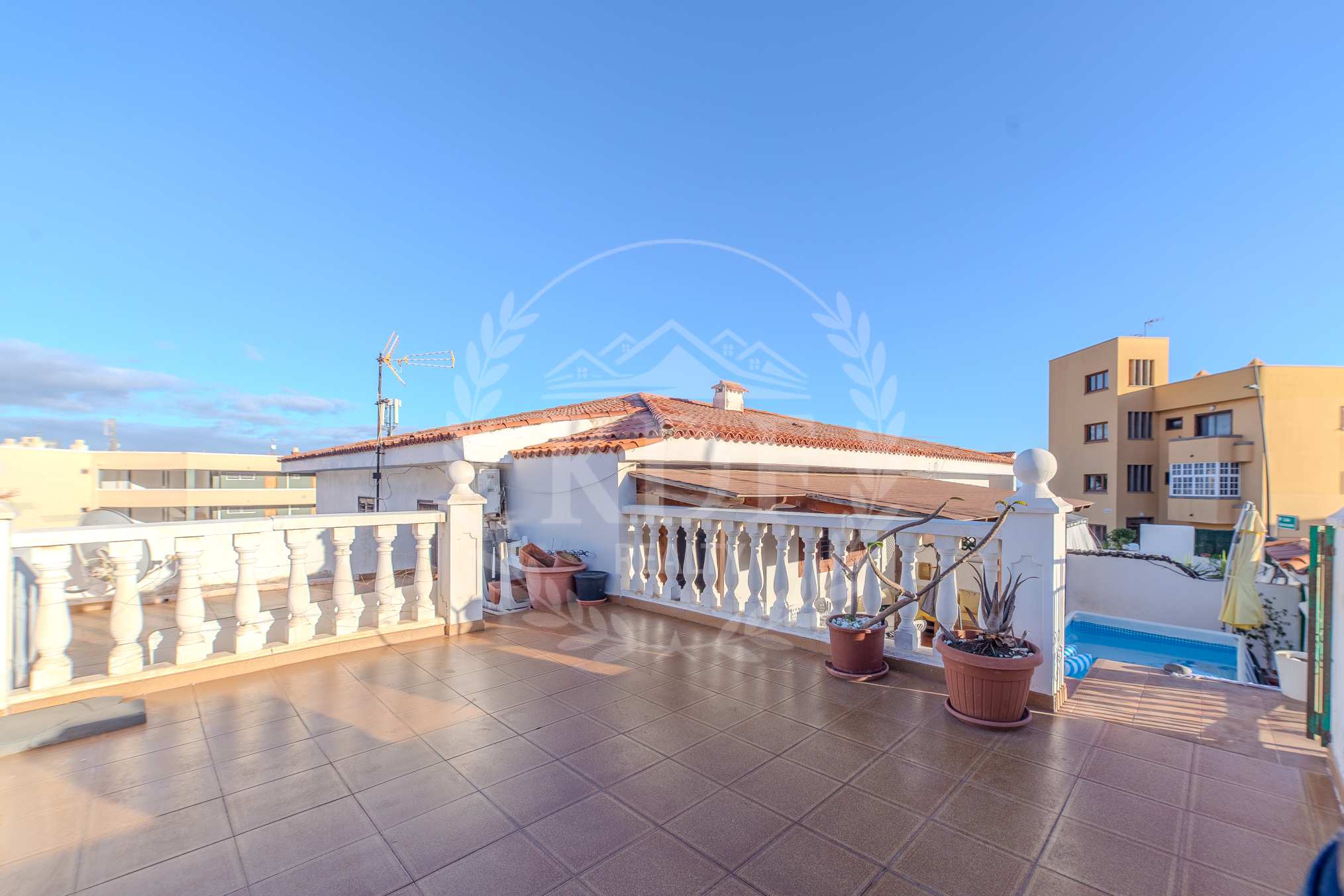 ADOSADO CON AMPLIOS ESPACIOS Y TERRAZAS EN CANDELARIA - KDF REALTY