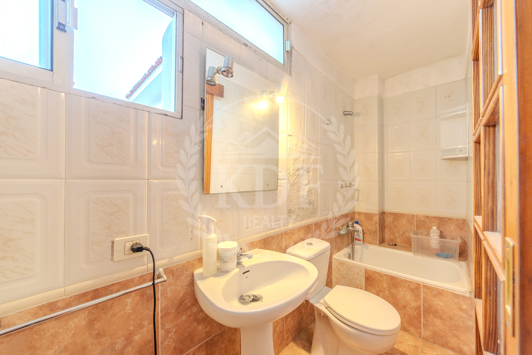 ADOSADO CON AMPLIOS ESPACIOS Y TERRAZAS EN CANDELARIA - KDF REALTY