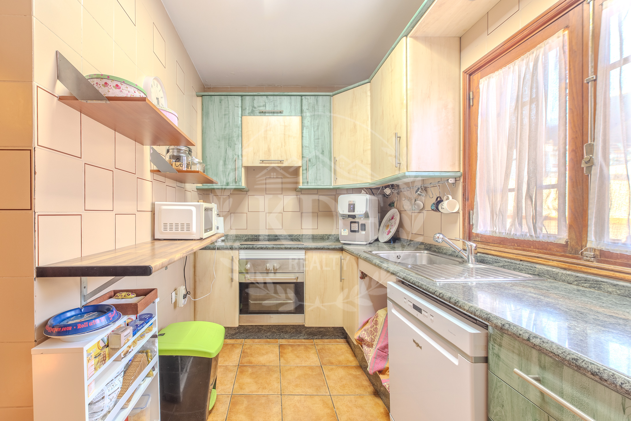 ADOSADO CON AMPLIOS ESPACIOS Y TERRAZAS EN CANDELARIA - KDF REALTY
