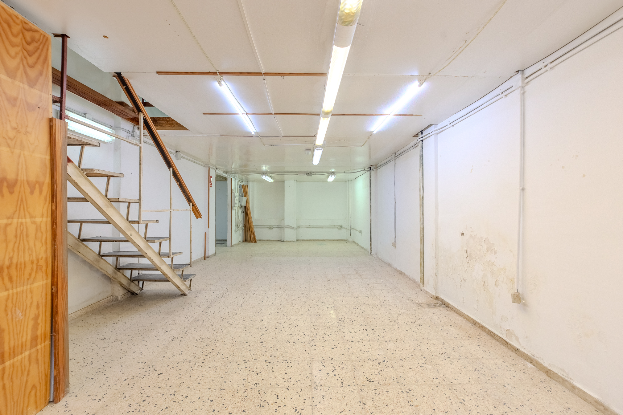 LOCAL COMERCIAL DE 300 M² EN CALLE PORLIER CON OPCIÓN DE DIVISIÓN EN DOS UNIDADES.
