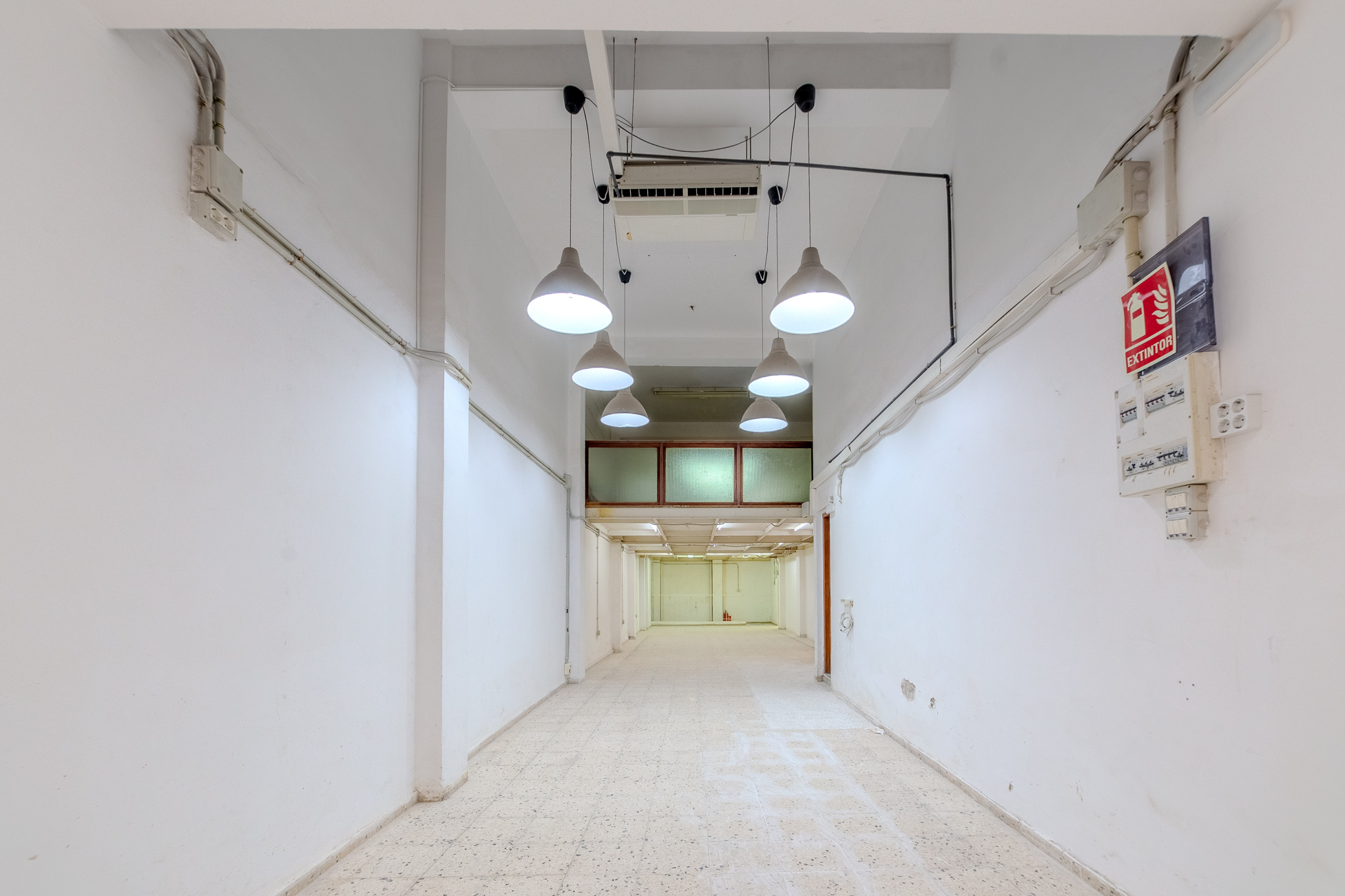 LOCAL COMERCIAL DE 300 M² EN CALLE PORLIER CON OPCIÓN DE DIVISIÓN EN DOS UNIDADES.
