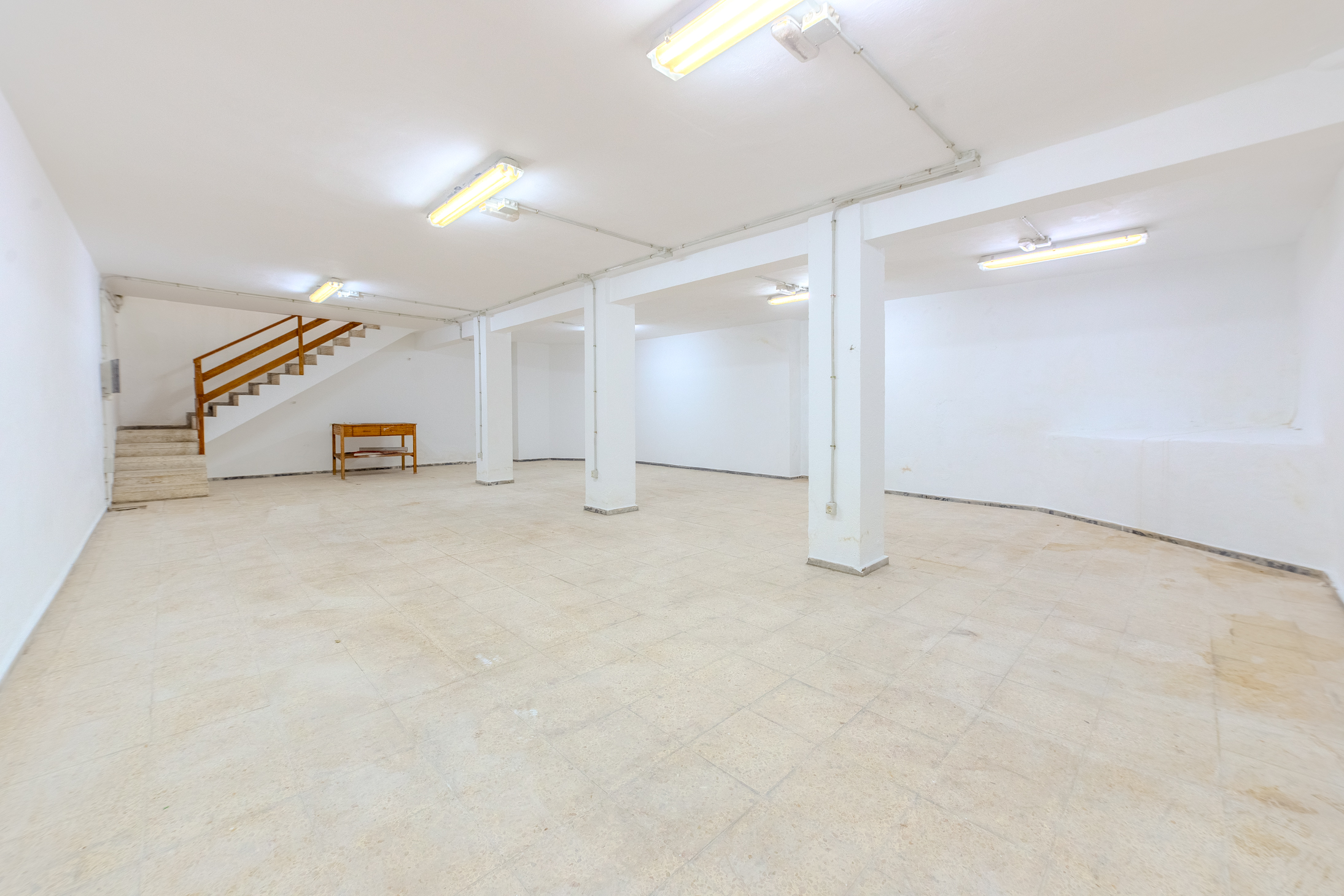 LOCAL COMERCIAL DE 300 M² EN CALLE PORLIER CON OPCIÓN DE DIVISIÓN EN DOS UNIDADES.