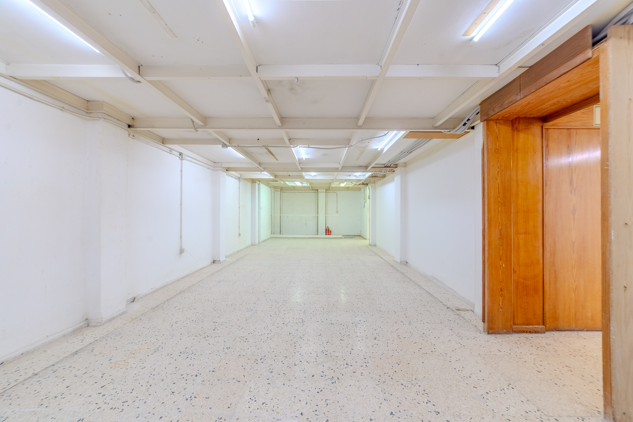 LOCAL COMERCIAL DE 300 M² EN CALLE PORLIER CON OPCIÓN DE DIVISIÓN EN DOS UNIDADES.