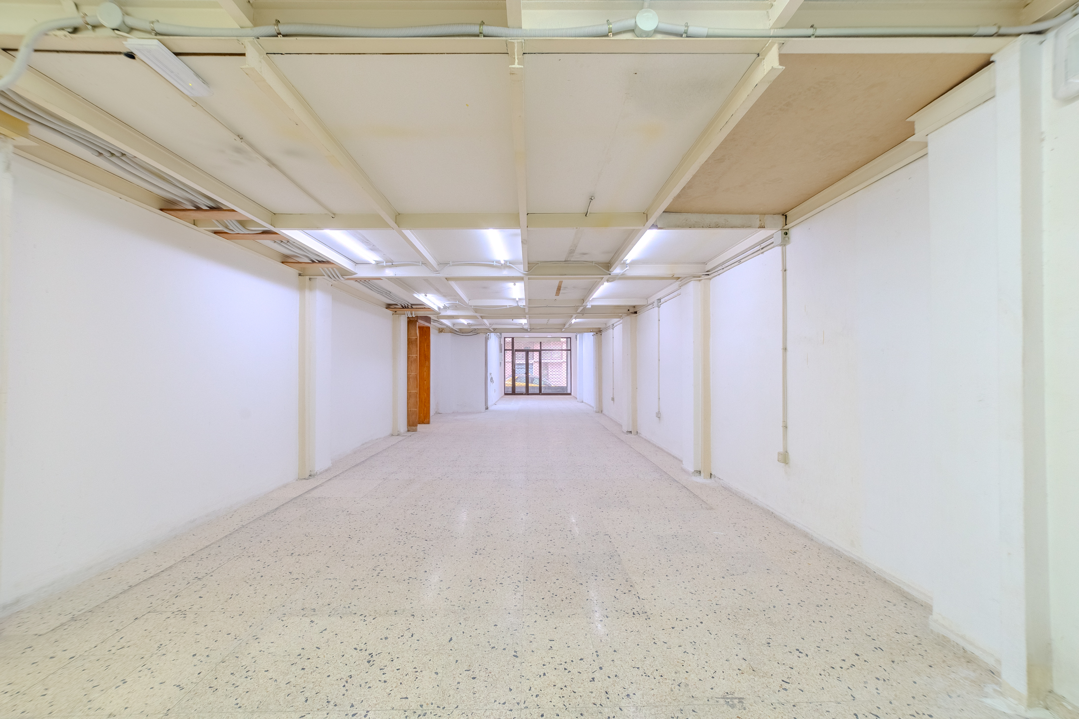 LOCAL COMERCIAL DE 300 M² EN CALLE PORLIER CON OPCIÓN DE DIVISIÓN EN DOS UNIDADES.