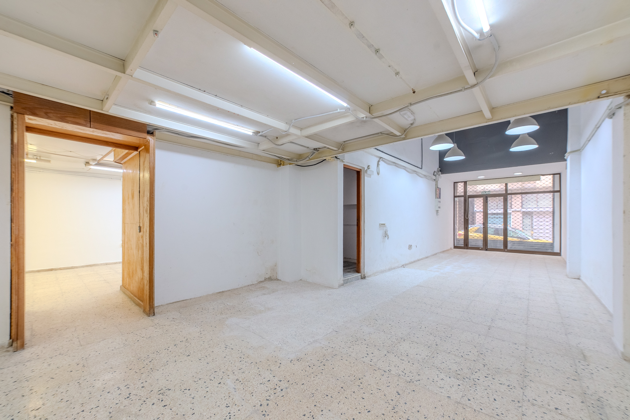 LOCAL COMERCIAL DE 300 M² EN CALLE PORLIER CON OPCIÓN DE DIVISIÓN EN DOS UNIDADES.