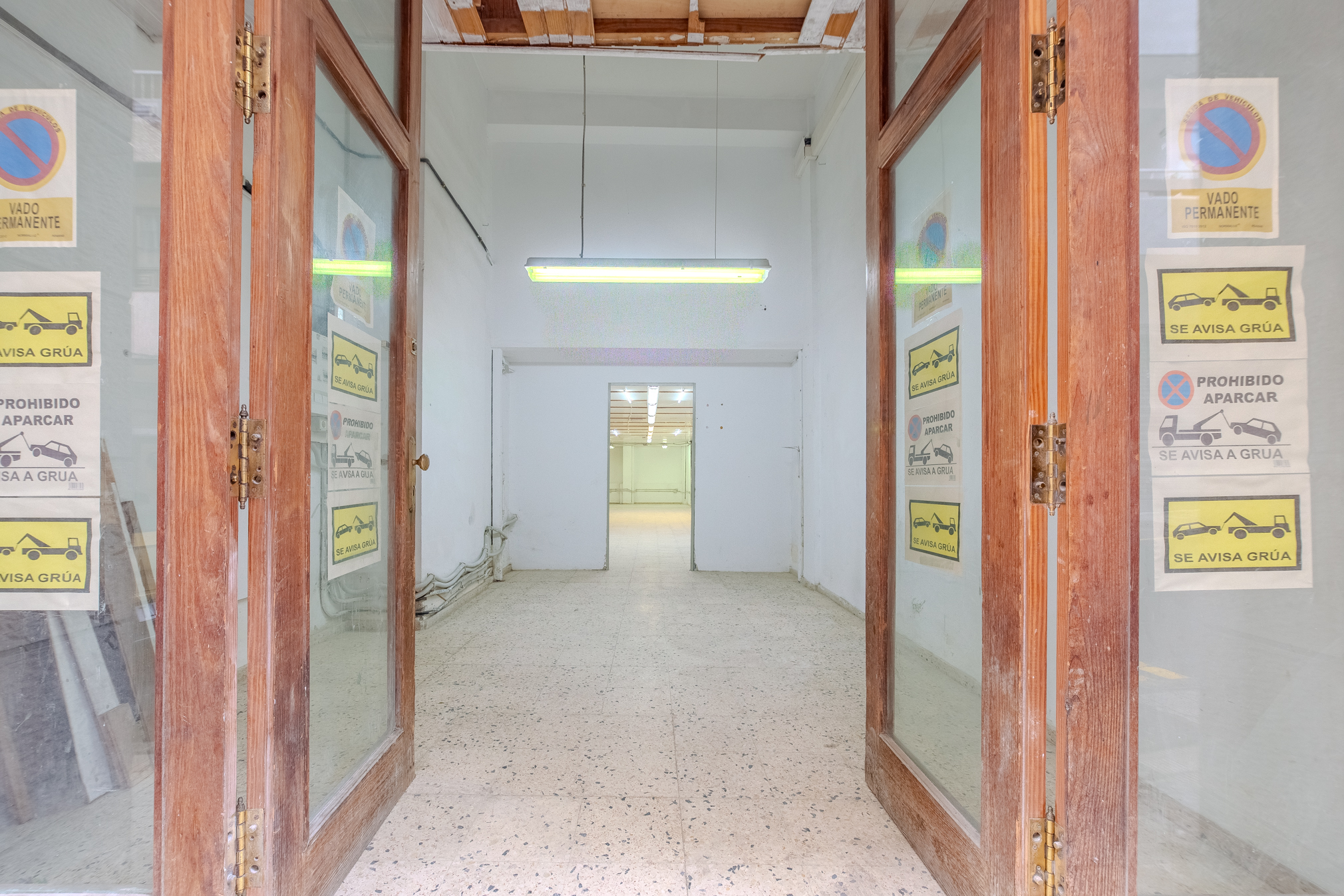 LOCAL COMERCIAL DE 300 M² EN CALLE PORLIER CON OPCIÓN DE DIVISIÓN EN DOS UNIDADES.