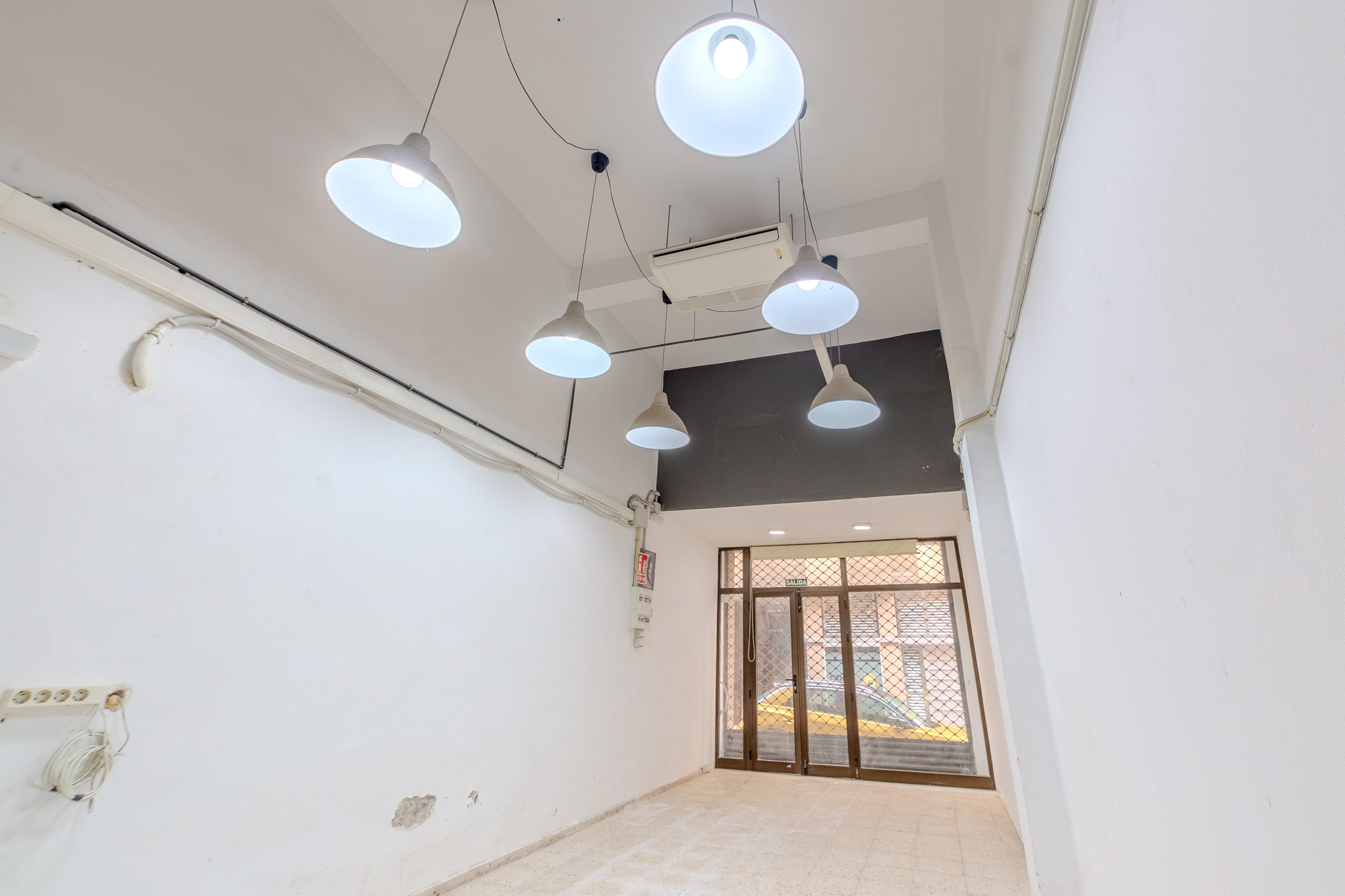 LOCAL COMERCIAL DE 300 M² EN CALLE PORLIER CON OPCIÓN DE DIVISIÓN EN DOS UNIDADES.
