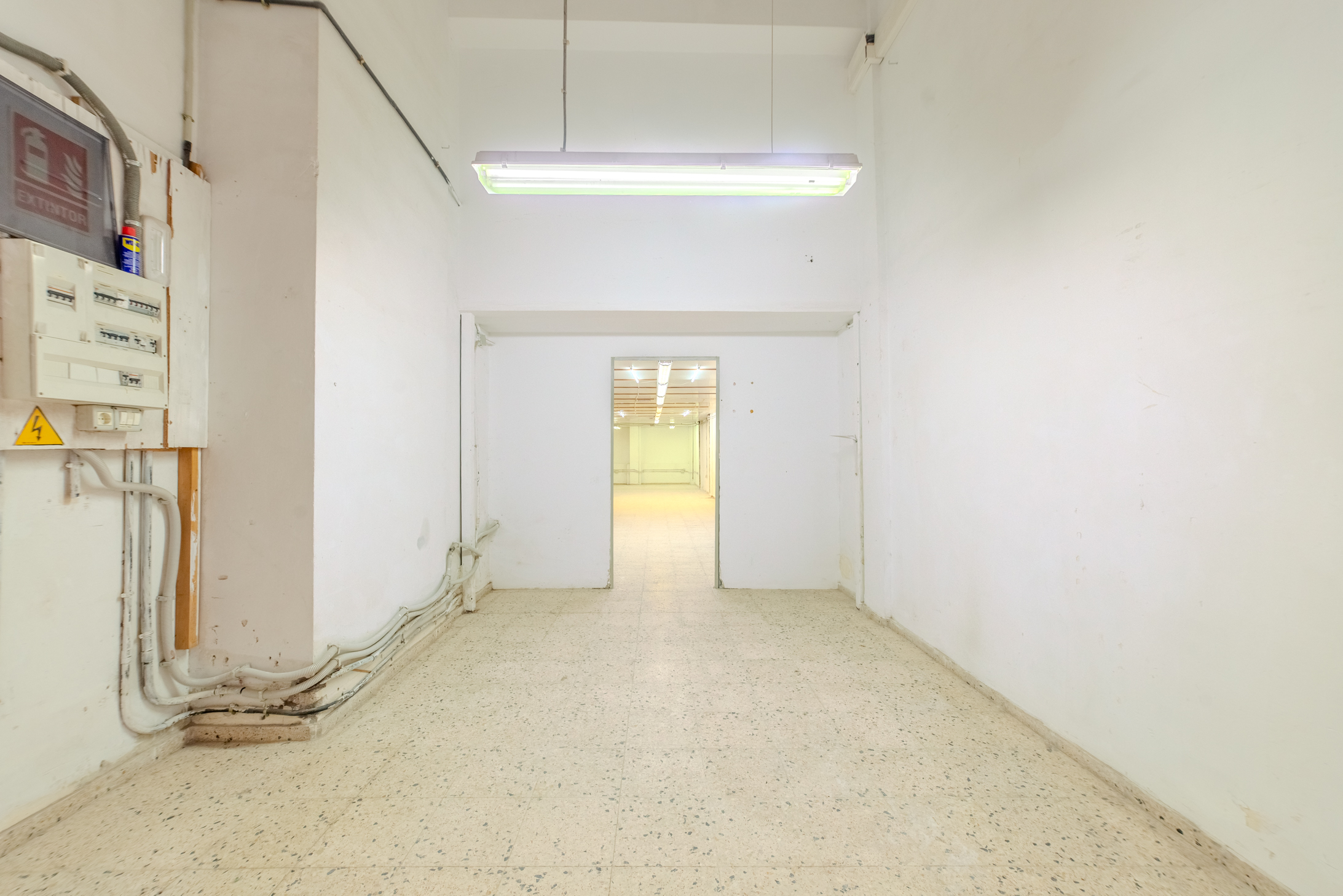LOCAL COMERCIAL DE 300 M² EN CALLE PORLIER CON OPCIÓN DE DIVISIÓN EN DOS UNIDADES.