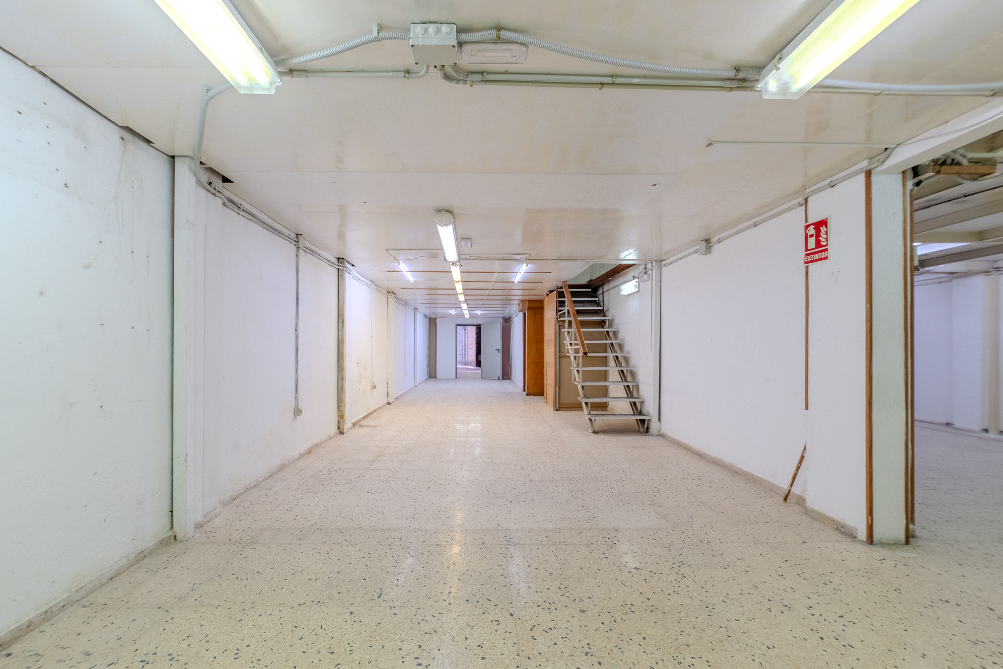 LOCAL COMERCIAL DE 300 M² EN CALLE PORLIER CON OPCIÓN DE DIVISIÓN EN DOS UNIDADES.