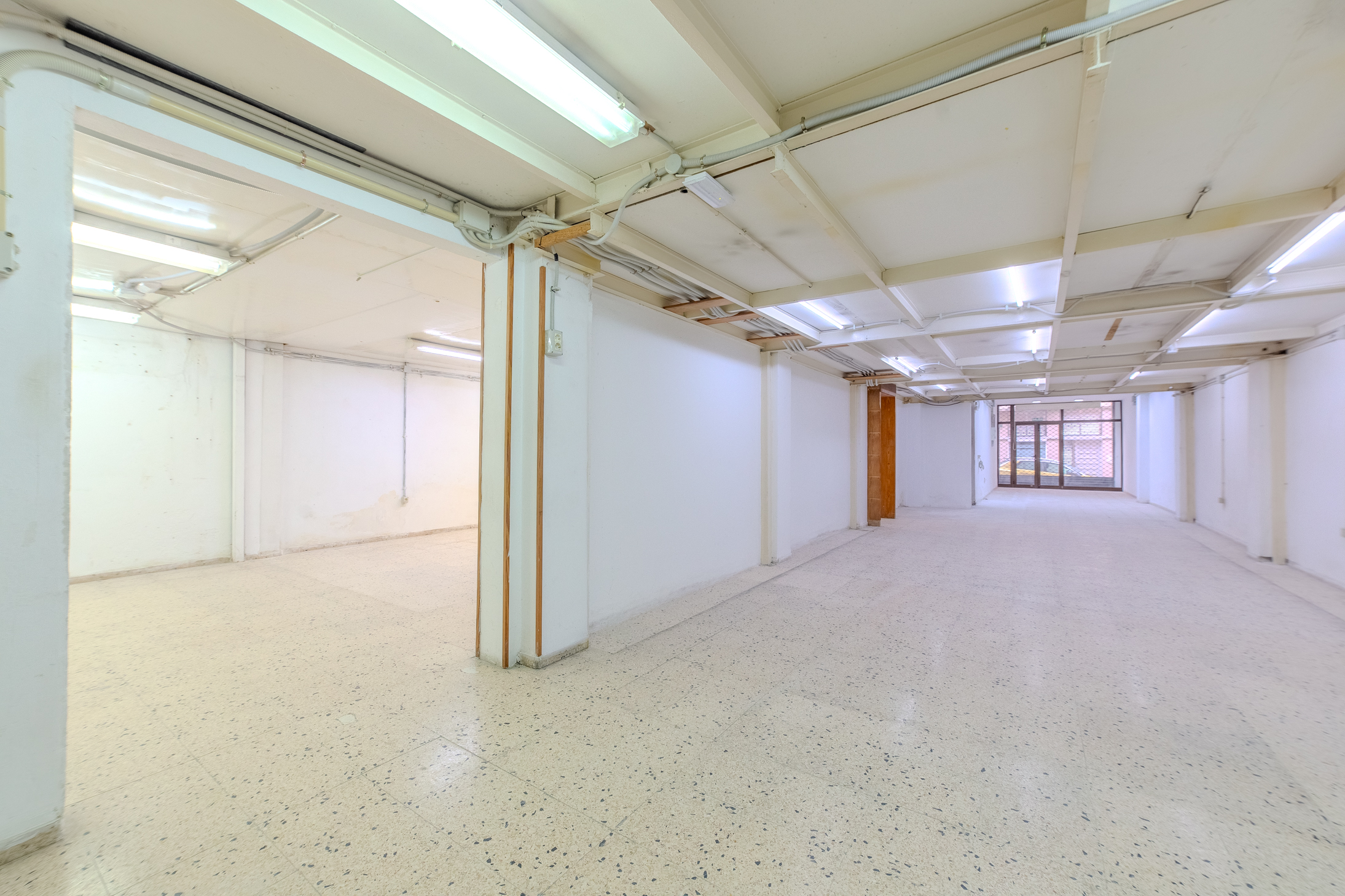 LOCAL COMERCIAL DE 300 M² EN CALLE PORLIER CON OPCIÓN DE DIVISIÓN EN DOS UNIDADES.