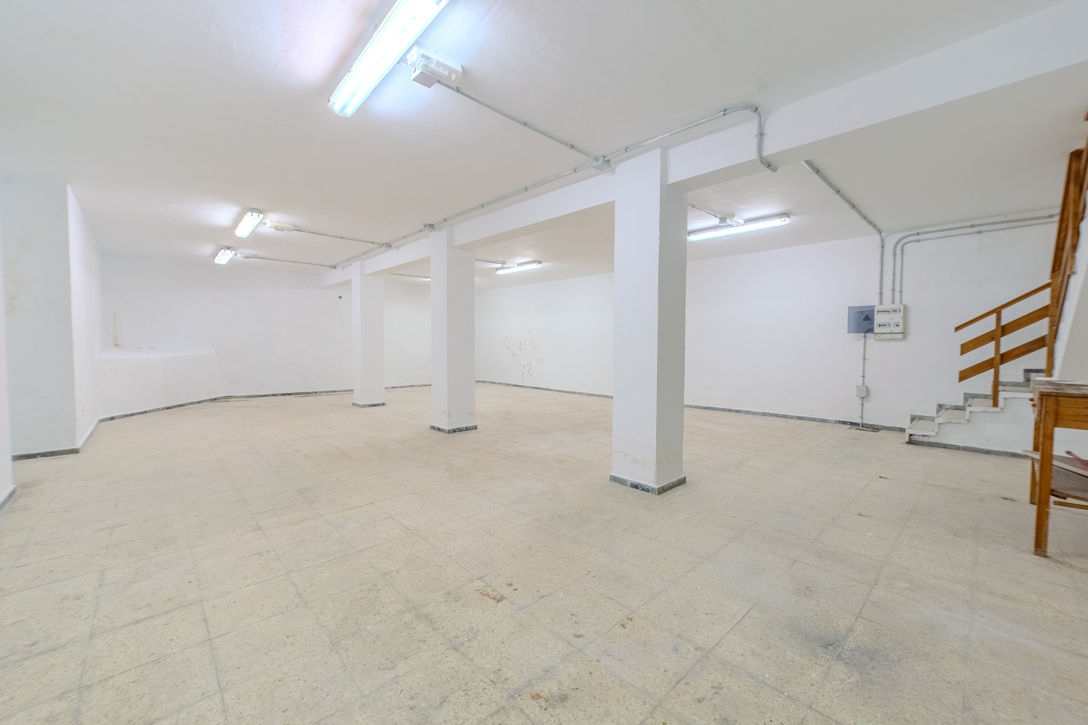 LOCAL COMERCIAL DE 300 M² EN CALLE PORLIER CON OPCIÓN DE DIVISIÓN EN DOS UNIDADES.