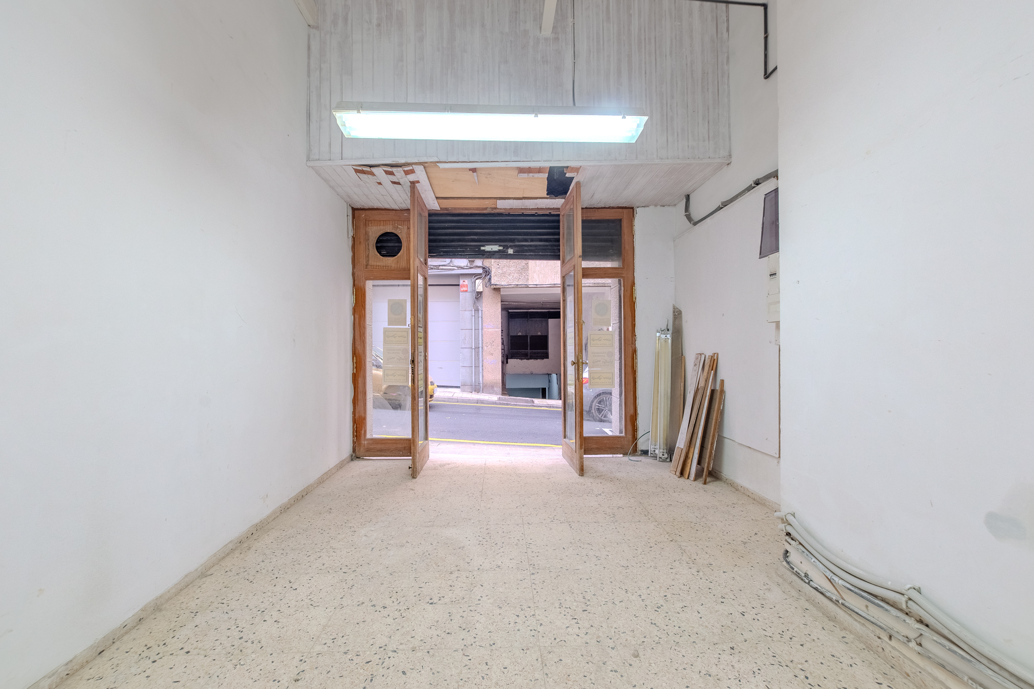 LOCAL COMERCIAL DE 300 M² EN CALLE PORLIER CON OPCIÓN DE DIVISIÓN EN DOS UNIDADES.