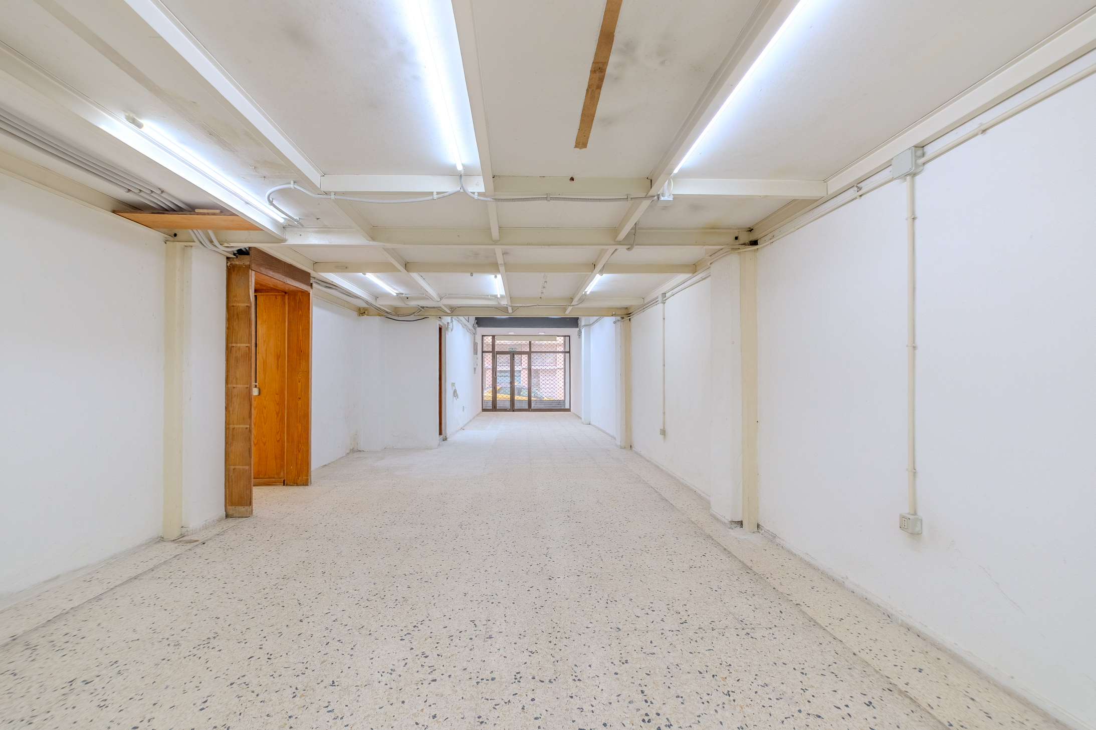 LOCAL COMERCIAL DE 300 M² EN CALLE PORLIER CON OPCIÓN DE DIVISIÓN EN DOS UNIDADES.