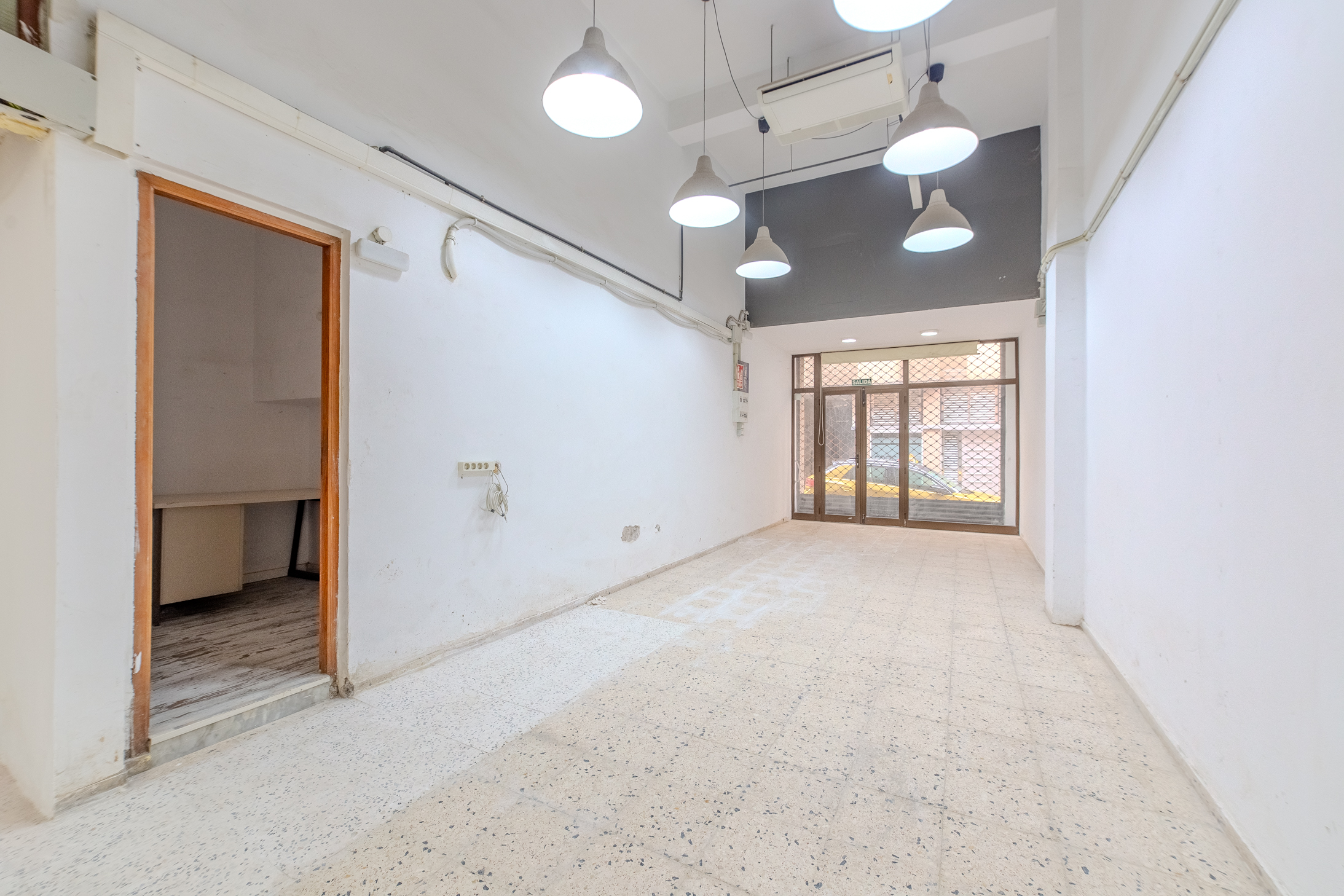 LOCAL COMERCIAL DE 300 M² EN CALLE PORLIER CON OPCIÓN DE DIVISIÓN EN DOS UNIDADES.