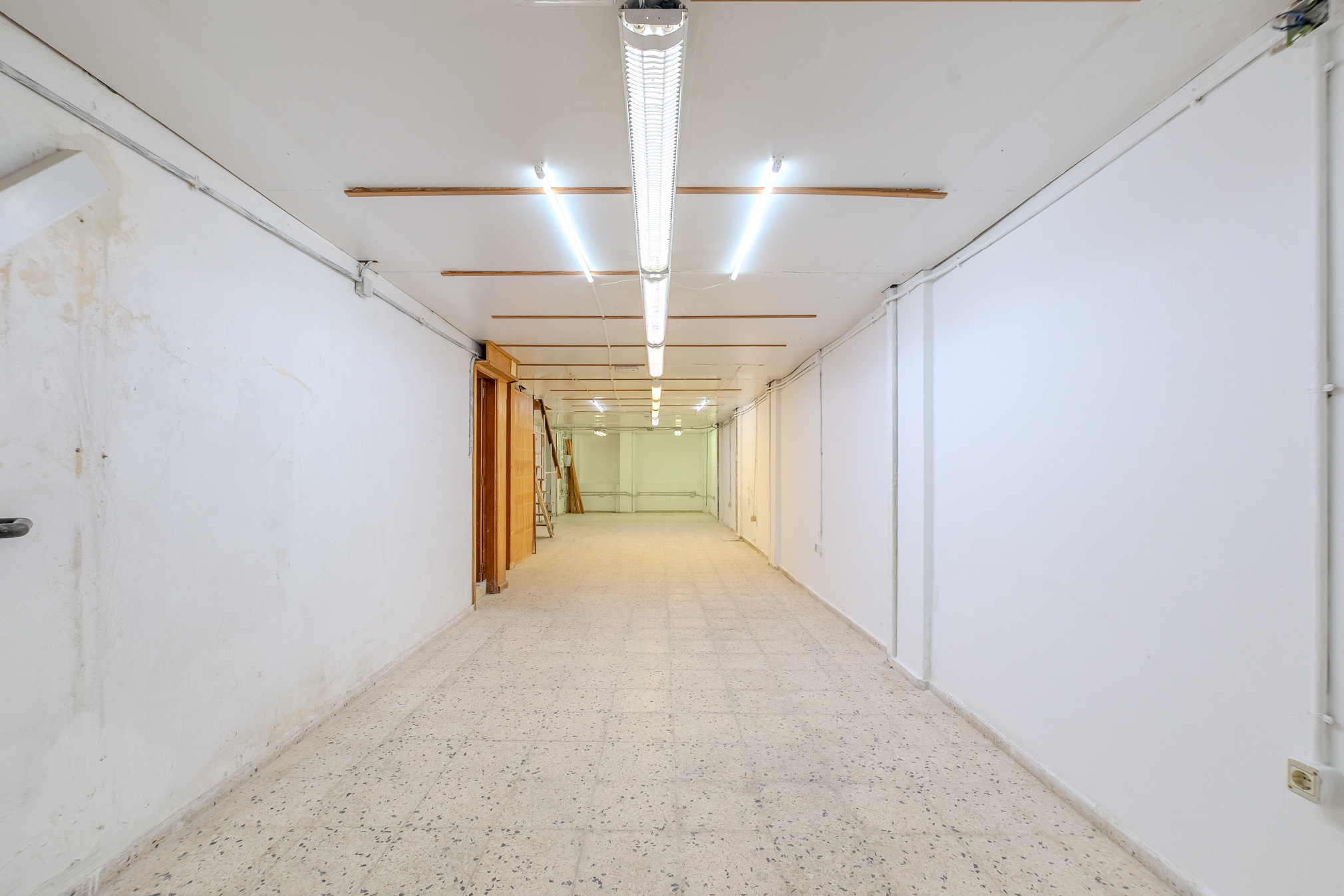 LOCAL COMERCIAL DE 300 M² EN CALLE PORLIER CON OPCIÓN DE DIVISIÓN EN DOS UNIDADES.
