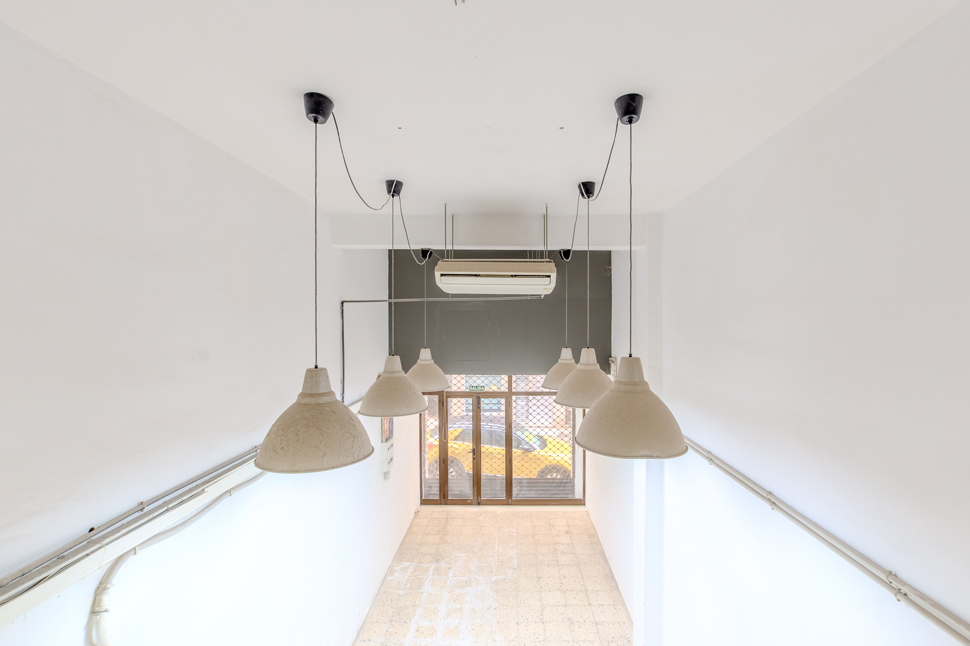 LOCAL COMERCIAL DE 300 M² EN CALLE PORLIER CON OPCIÓN DE DIVISIÓN EN DOS UNIDADES.