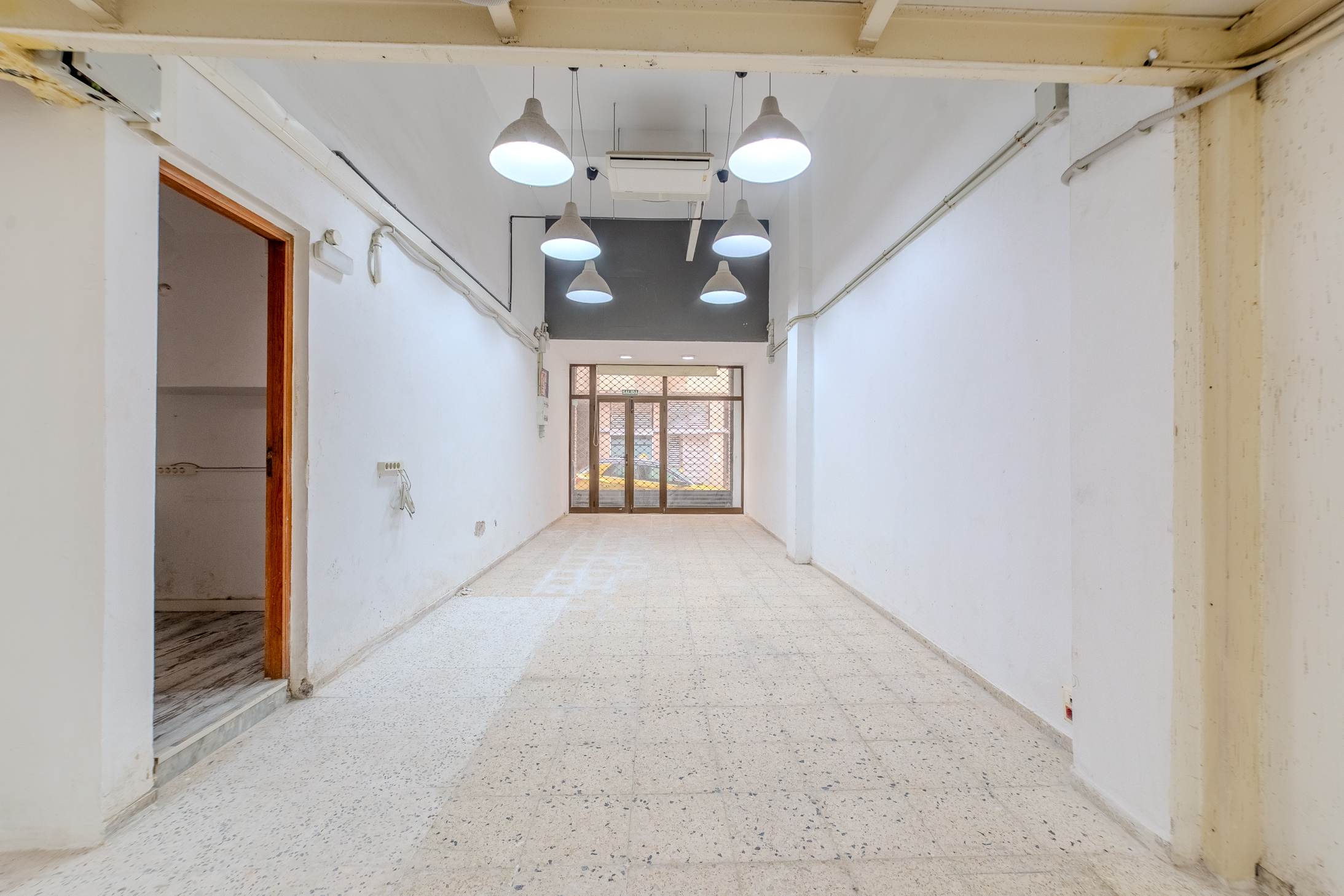 LOCAL COMERCIAL DE 300 M² EN CALLE PORLIER CON OPCIÓN DE DIVISIÓN EN DOS UNIDADES.