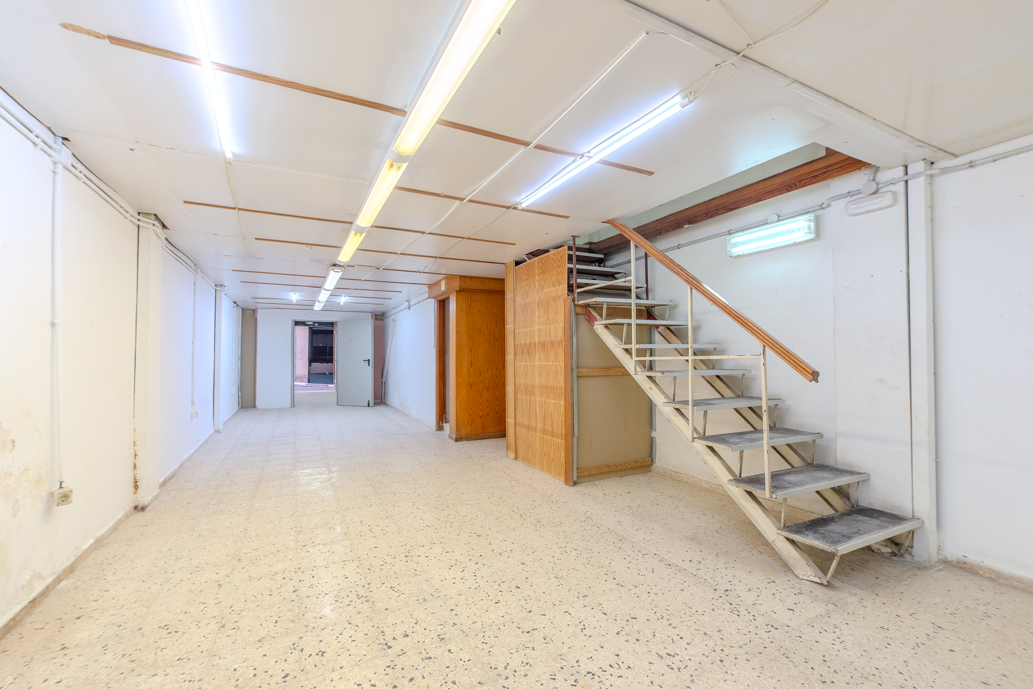 LOCAL COMERCIAL DE 300 M² EN CALLE PORLIER CON OPCIÓN DE DIVISIÓN EN DOS UNIDADES.