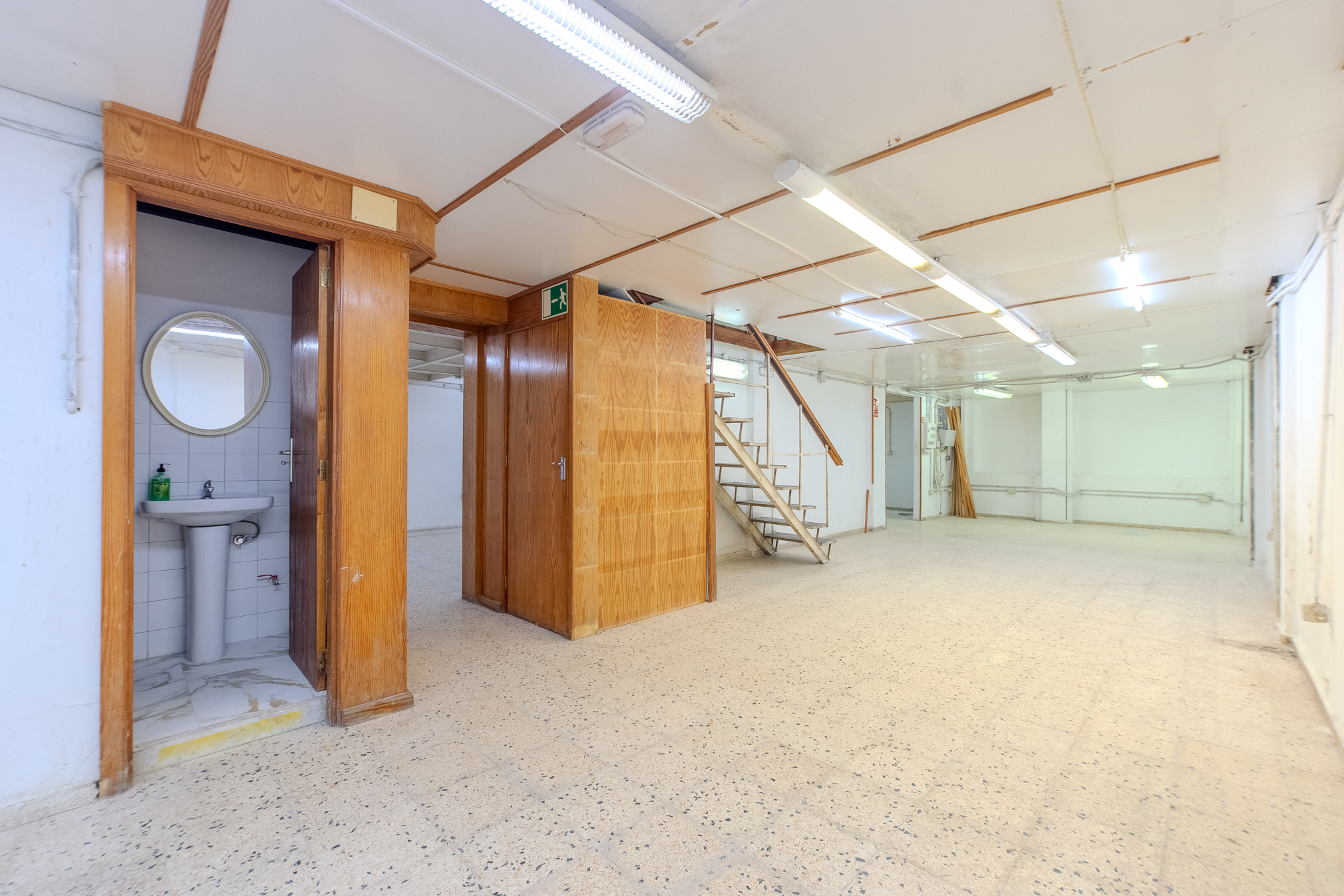 LOCAL COMERCIAL DE 300 M² EN CALLE PORLIER CON OPCIÓN DE DIVISIÓN EN DOS UNIDADES.